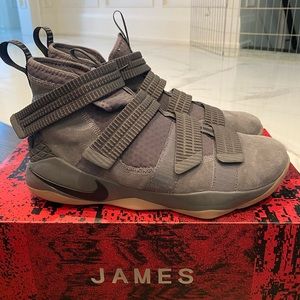 Nike Lebron Soldier XI SFG